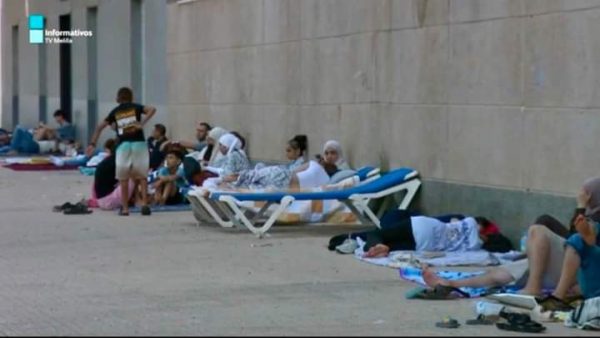 الجالية المغربية المقيمة بديار المهجر تنتظر في المعبر الحدودي بني أنصار.
