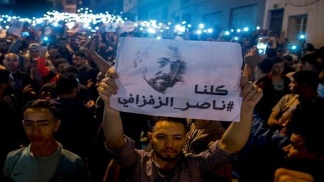 محتجون في الحسيمة يرفعون صورة ناصر الزفزافي 