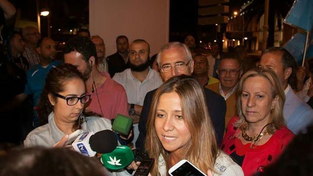 Hafid, en segundo plano, en una rueda de prensa del PP de Melilla. Delante de el, Imbroda, presidente de la Ciudad Autónoma y la senadora popular Sofía Acedo.