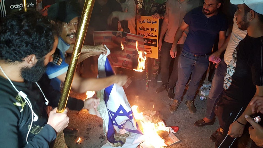 بالصور..هذا ما قام به المتظاهرون امام السفارة البحرينية في بغداد