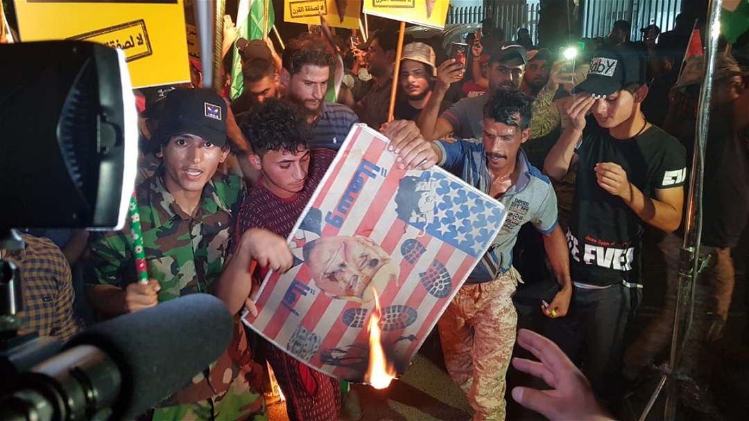 بالصور..هذا ما قام به المتظاهرون امام السفارة البحرينية في بغداد